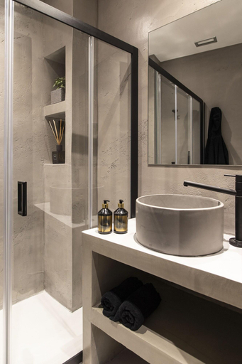 Bathroom 5, 14 Reasons Why, Attica