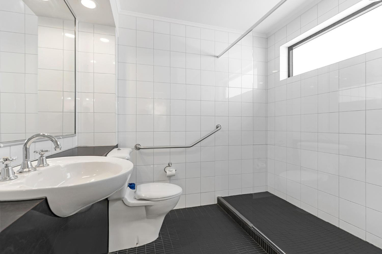 Bathroom 2, Caledonian Hotel Echuca, Campaspe - Echuca