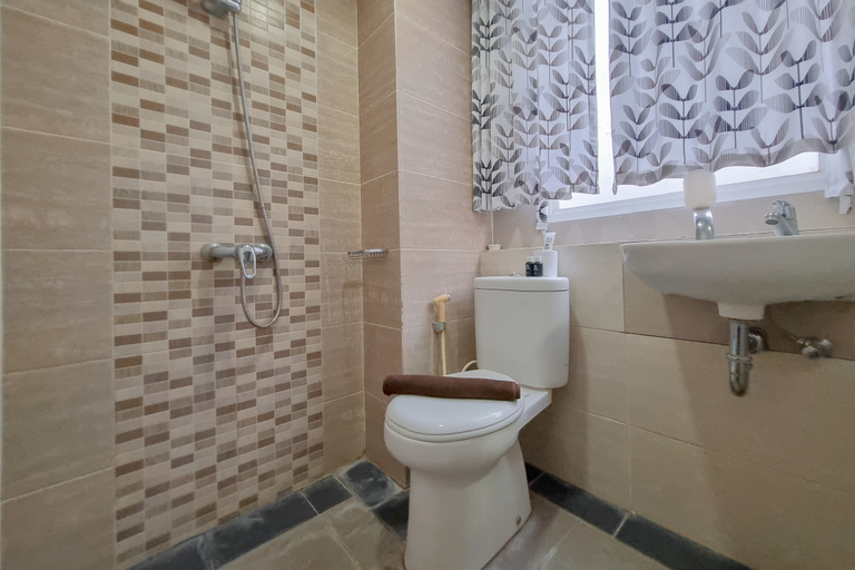 Bathroom 5, Warm Studio at Student Castle Yogyakarta Apartment By Travelio, Sleman
