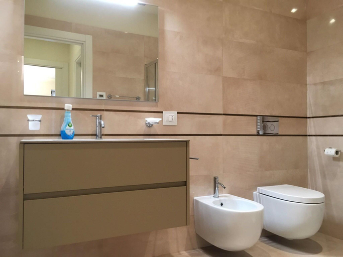 Bathroom 3, Truly Verona, Verona