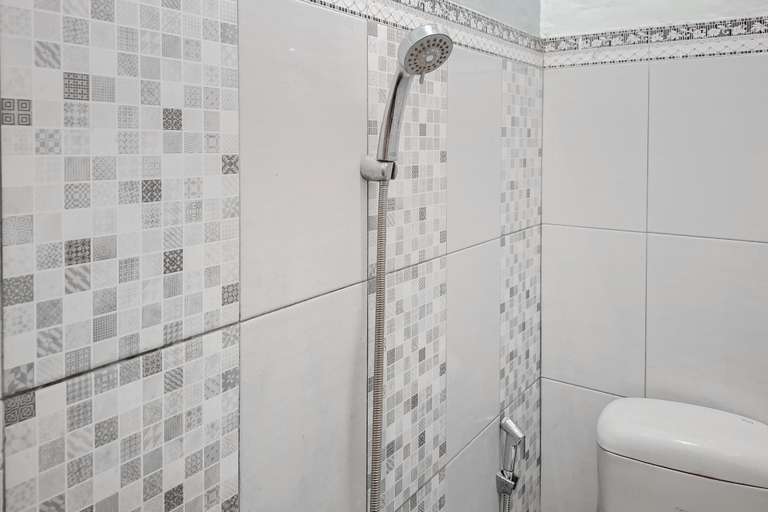 Bathroom 3, RedDoorz Syariah @ Fariza Guesthouse Kendal, Kendal