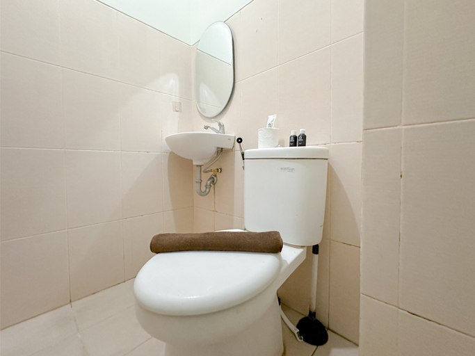 Bathroom 5, Stunning Comfy Studio Apartment near MERR at Bale Hinggil By Travelio, Surabaya