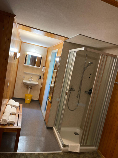 Bathroom, Check-in 24-7 ohne Fruhstuck gratis Parkplatz, West Raron