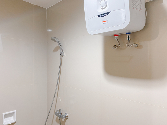Bathroom 5, Spacious and Modern Studio Apartment Tree Park City BSD By Travelio, Tangerang Selatan