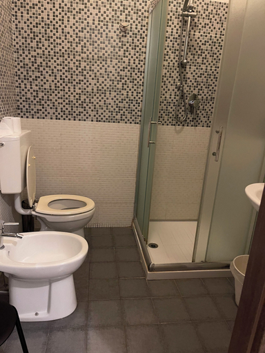 Bathroom 5, hotel bissi, Milano