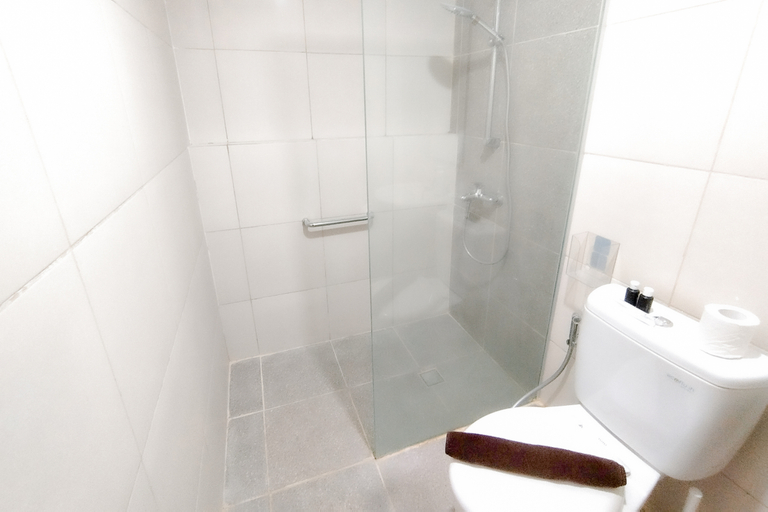 Bathroom 5, Comfortable 2BR Direct Access To Mall at Orchard Supermall Mansion Apartment By Travelio, Surabaya