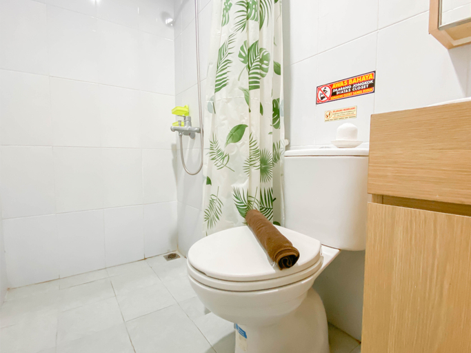 Bathroom 5, Comfy and Tidy Studio at Patraland Urbano Apartment By Travelio, Bekasi