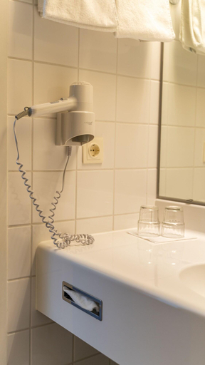 Bathroom 4, Highway Hotel, Emmendingen