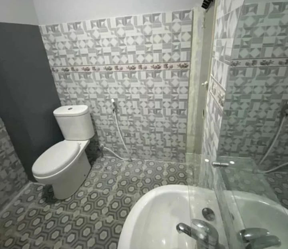 Bathroom 5, V1 Hotel Near Mangga Besar, West Jakarta