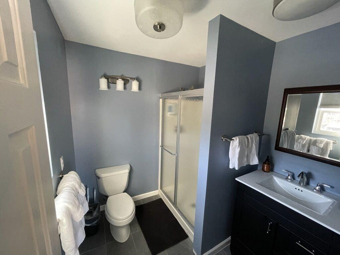 Bathroom 5, Talkin Tackle Outfitter and Lodge, Hamilton