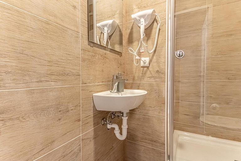 Others 2, Wiener Stadthalle Boutique Rooms - ideal for couples, Wien