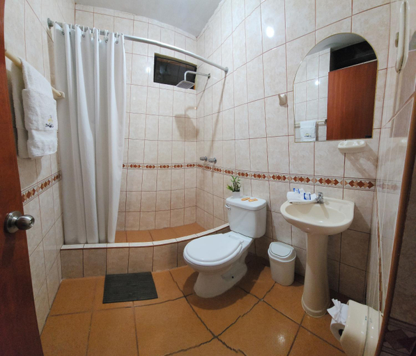 Bathroom 2, Starlight Inn, Pisco