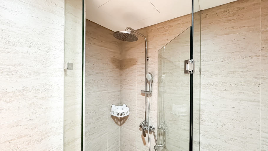 Bathroom 5, Relaxing and Stylish 1BR at Gold Coast Apartment By Travelio, Jakarta Utara
