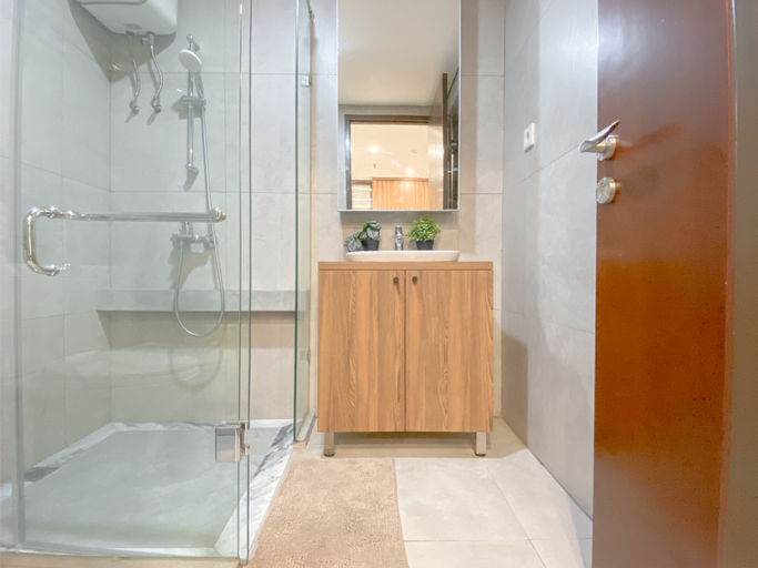 Bathroom 3, Spacious and Homey Studio Apartment at Pollux Chadstone By Travelio, Cikarang