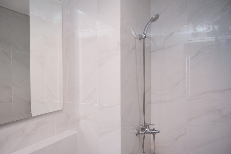 Bathroom 5, Spacious Studio at Apartment The Smith Alam Sutera By Travelio, Tangerang