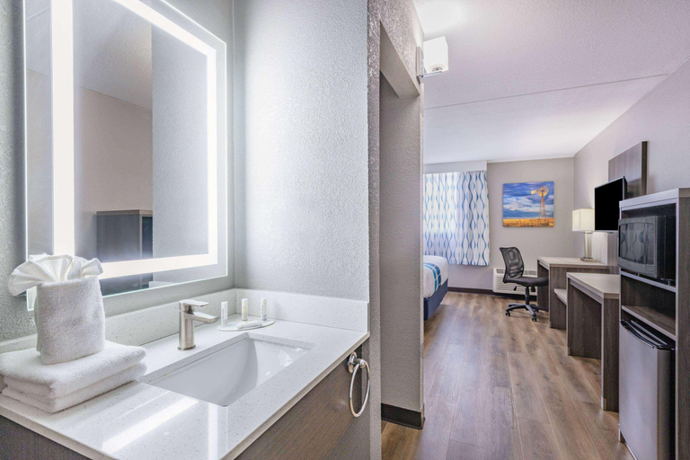 Bathroom 4, Wingate by Wyndham Wichita Airport, Sedgwick