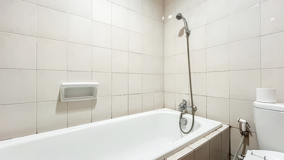 Bathroom 5, Nice and Cozy 3BR Apartment at Thamrin Residence By Travelio, Central Jakarta