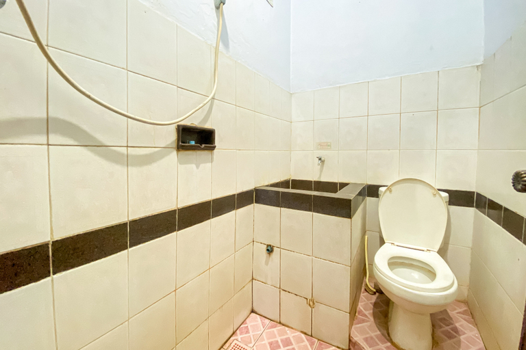 Bathroom 3, Hotel Garuda RedPartner, Central Jakarta
