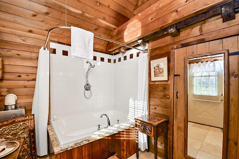 Bathroom 4, Prospect Hill Inn & Restaurant, Louisa