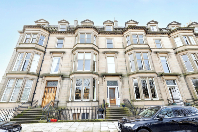 Others 5, Spacious 2-Bedroom Ground Floor Flat, Edinburgh