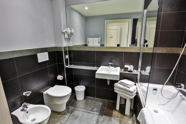 Bathroom 5, Hotel Calzavecchio, Bologna