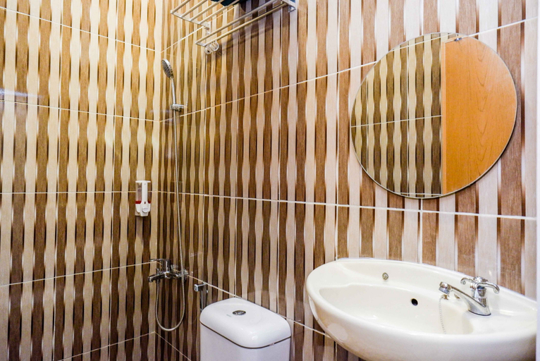 Bathroom 5, Urbanview Hotel near Alun Alun Tegal, Tegal