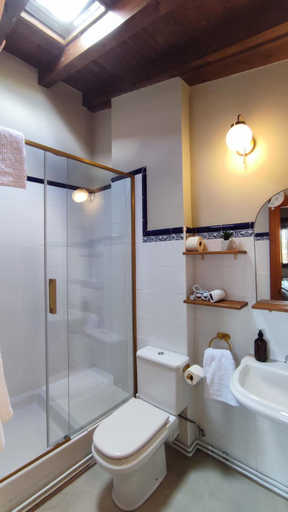 Bathroom 2, Posada La Dalia, Cantabria