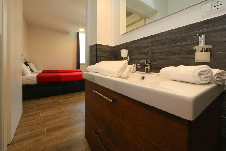Others 4, Residence del Centro, Modena