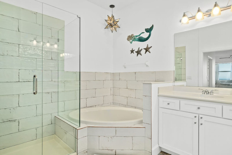 Room 5, New Luxury Ocean Front 3 Bedroom 2 Bath Condo Sleeps 8 Cinnamon Beach Resort, Flagler