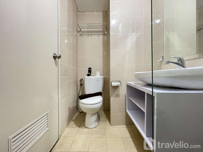 Bathroom 2, Luxury & Spacious 1BR Parahyangan Apt By Travelio, Bandung