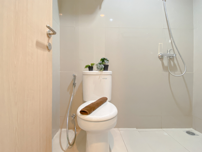Bathroom 5, Minimalist Comfy Studio Apartment at Tree Park City BSD By Travelio, Tangerang Selatan