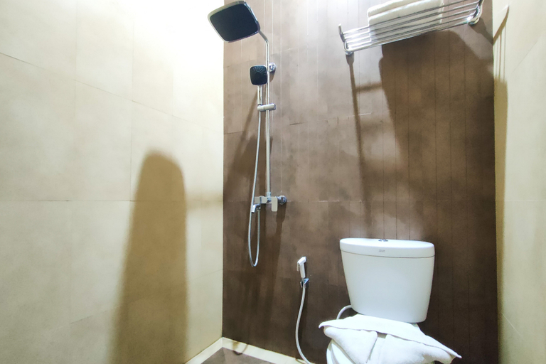 Bathroom 3, Joglo Bale Witana RedPartner, Yogyakarta