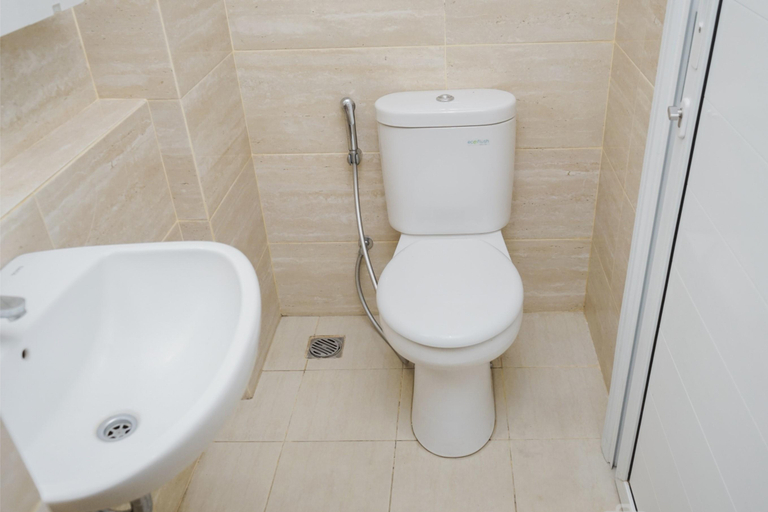 Bathroom 5, Elegant and Relaxing Studio Apartment at Springwood Residence By Travelio, Tangerang