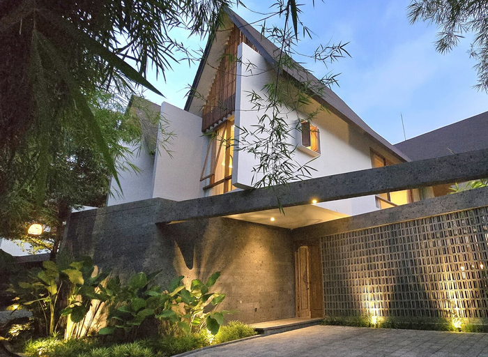 Exterior & Views