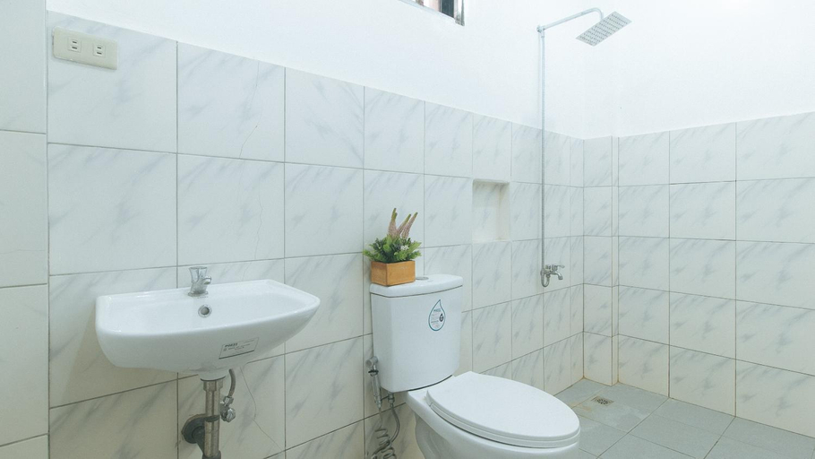 Bathroom 5, RedDoorz @ Joel's Apartelle, Biñan