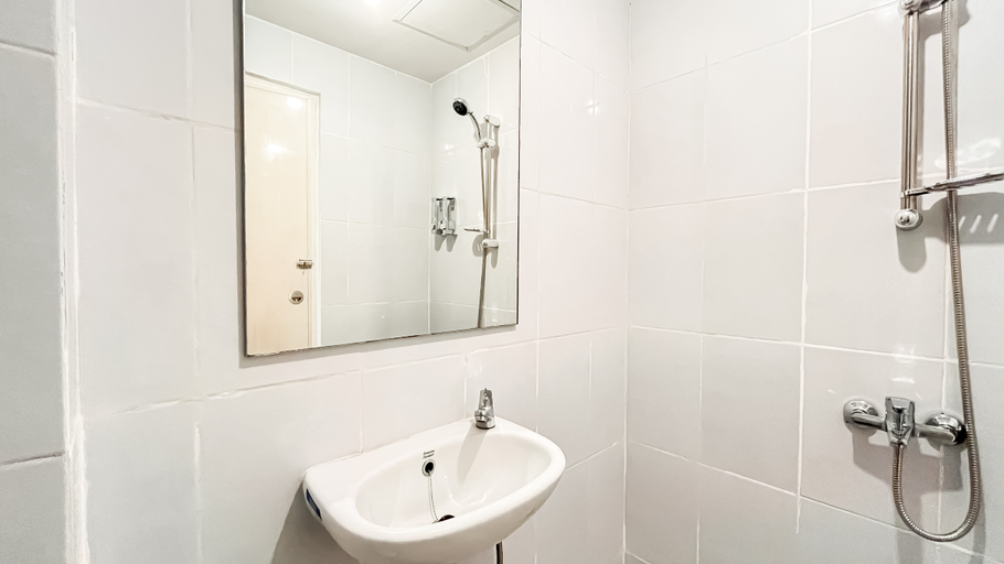 Bathroom 5, Spacious Combined 2BR at Tokyo Riverside PIK 2 Apartment By Travelio, Tangerang