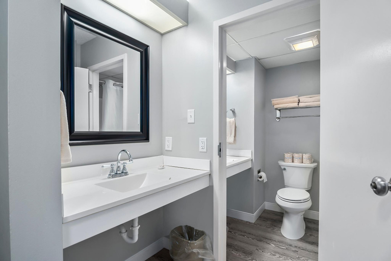 Bathroom, First Floor Standard Suite Bay View, Cecil