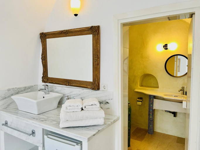 Bathroom 1, Le Petit Greek, South Aegean