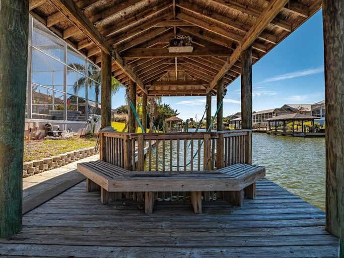 Room 5, Casa Coral- Heated Infinity Pool Canal Home, Flagler