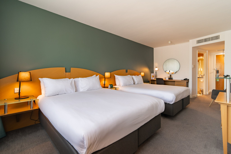 Holiday Inn Ashford - North A20 - Tap to explore photos