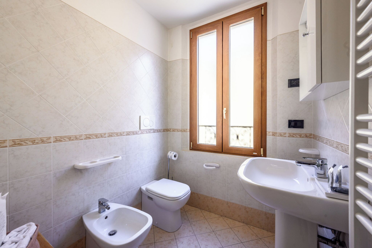 Bathroom 5, Emilia Studios 8, Modena