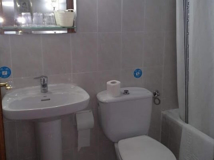 Bathroom 5, Hostal Esmeralda, Madrid