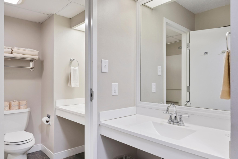Bathroom, Top Floor Standard Suite, Cecil