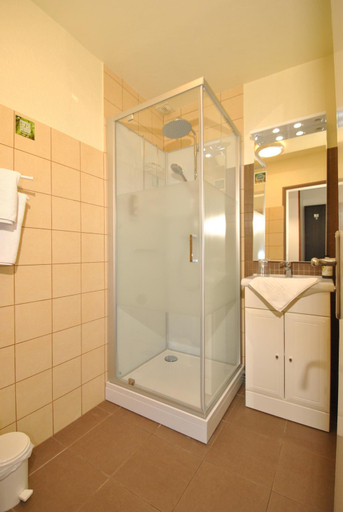 Bathroom 3, Hostellerie du Perigord Vert-Logis, Dordogne