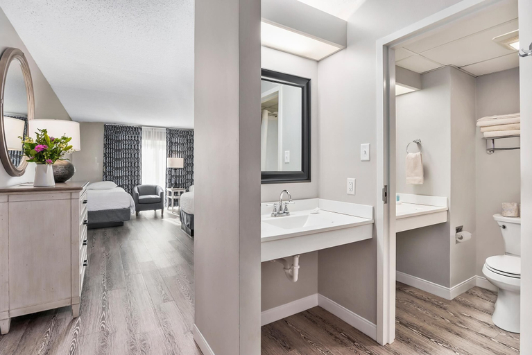 Bathroom, Second East Family Deluxe, Cecil