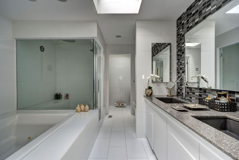Room 3, Sunset Villa by Rove Beachfront w Deck Pool, Suffolk