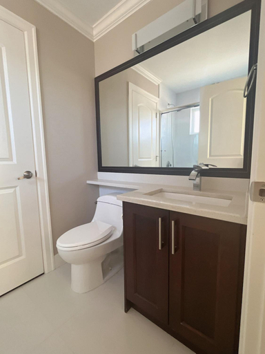 Others 4, Near Skytrain and QUIET Private Bedroom Ensuite BathRM, Free Wifi & Coffee, Cozy, Greater Vancouver