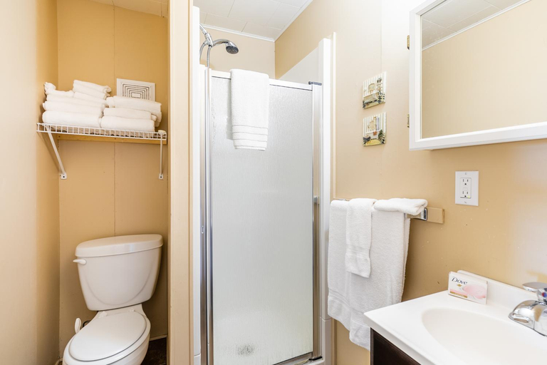 Bathroom 3, Bayside Cottage Rentals, Haldimand-Norfolk
