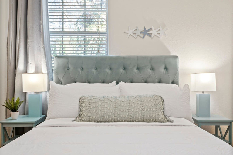 Room 4, Casa Coral- Heated Infinity Pool Canal Home, Flagler