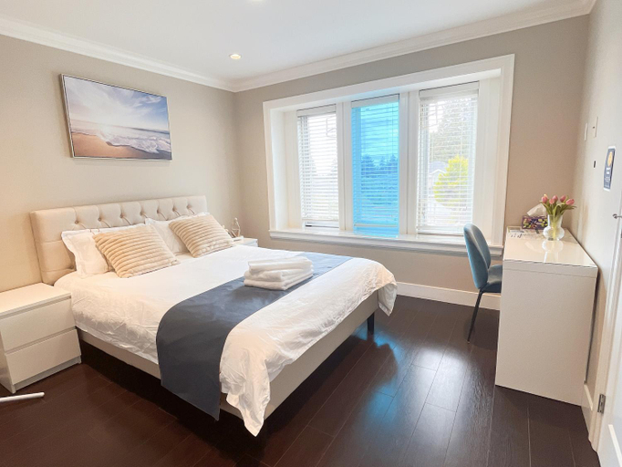 Bedroom 2, Near Skytrain and QUIET Private Bedroom Ensuite BathRM, Free Wifi & Coffee, Cozy, Greater Vancouver